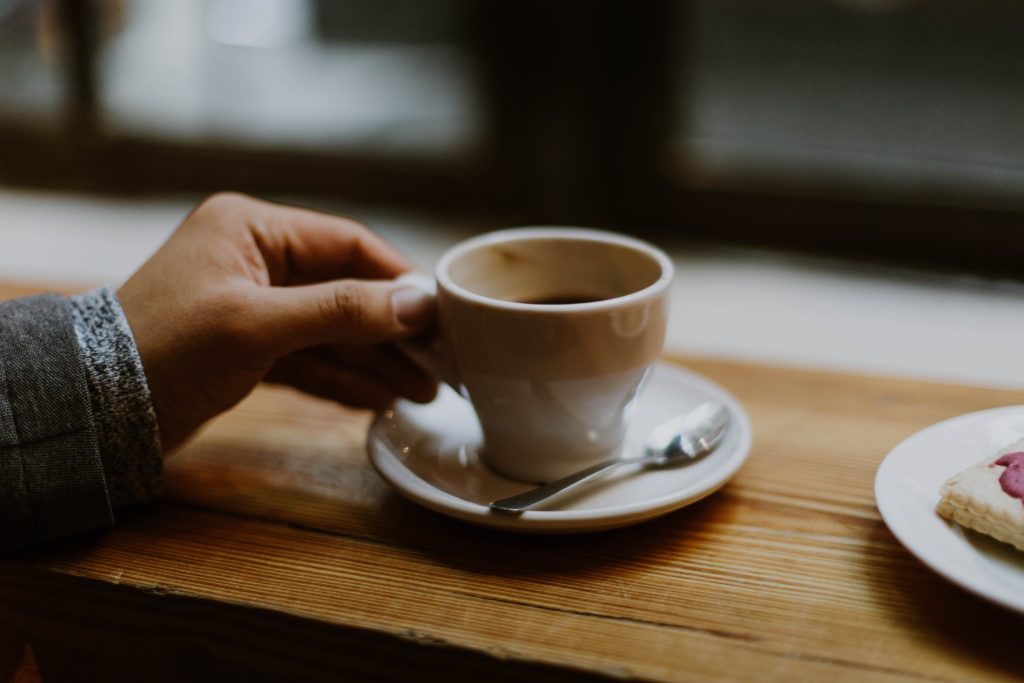 Le Café du matin avec des petit gâteaux